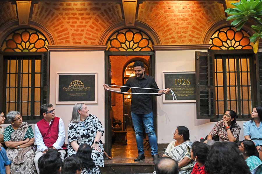 David Nobo aka Amazing David anchored the adda session with ‘The Great Indian Rope Trick’, where he got three ropes of different lengths to magically change size, get cut, and restore themselves! ‘Magicians and politicians are quite alike, because they direct your attention away from what they are actually doing,’ he chuckled 