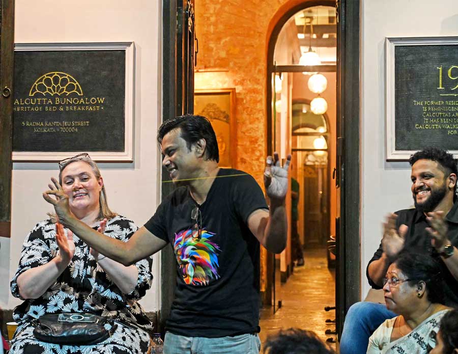 Sourav Burman performed the classic Gypsy Thread illusion, where a single thread is broken into multiple pieces and magically restored! ‘One of Kolkata’s first magic clubs was formed by P. C. Sorcar, where the city’s magicians would gather in his Ballygunge home every week,’ Sourav said