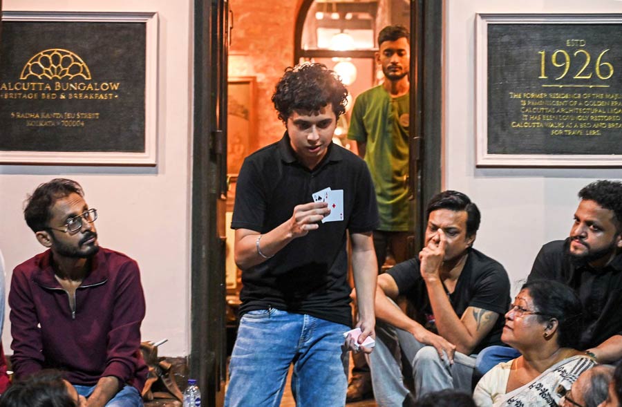 Amanjit Singh mesmerised the crowd with mind-bending card tricks that tested the depth of their connection 