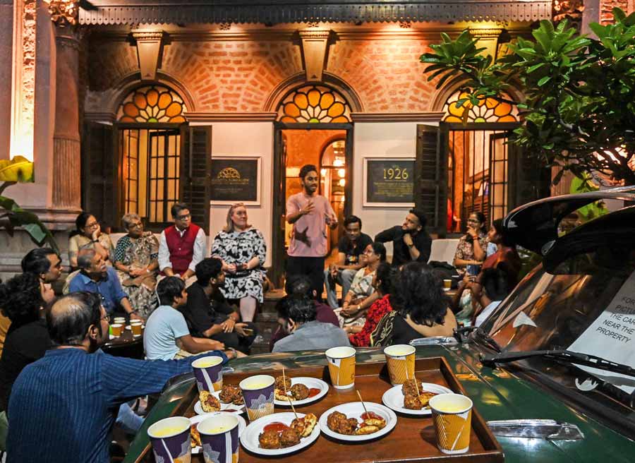 Mango Moshla Lassi, Chicken and Cheese Baby Fritters, and Mixed-Veg Pakoras kept the audience company as viral creator Amitayoo Pal, aka Nimbus Magician, blended magic with mentalism to reveal a randomly selected celebrity’s name and made it appear in a bowl of water