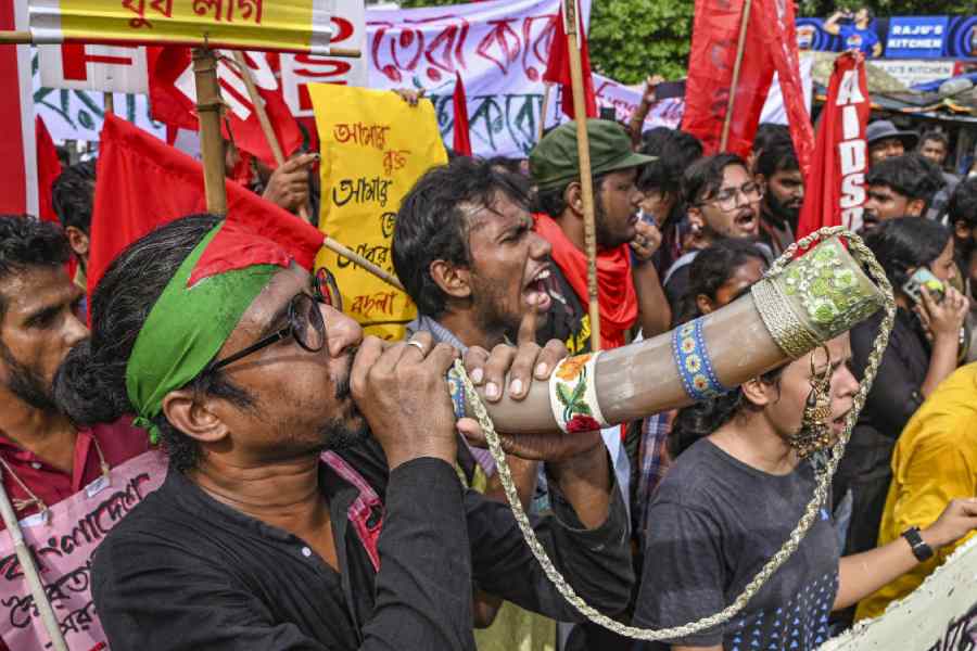 Protest | Full-blown crisis in Bangladesh: Army deployed, nationwide ...