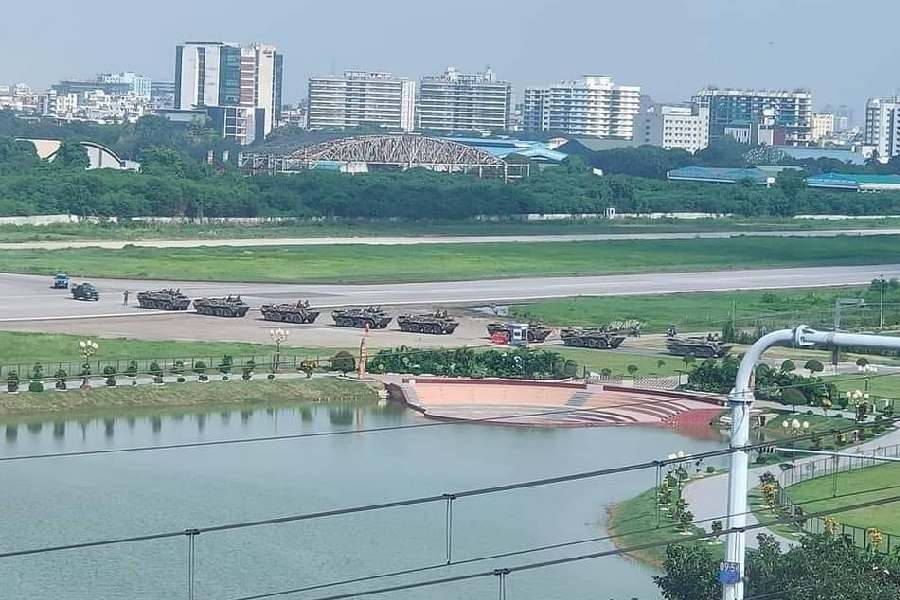 Bangladesh | Bangladesh army rolls out tanks in Dhaka streets as 998 ...