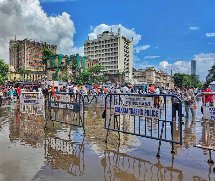 Kolkata received light to moderate rainfall in several parts on Sunday. The main road at Dorina crossing was waterlogged after it rained on Sunday afternoon. The rainfall recorded was 4.8mm  
