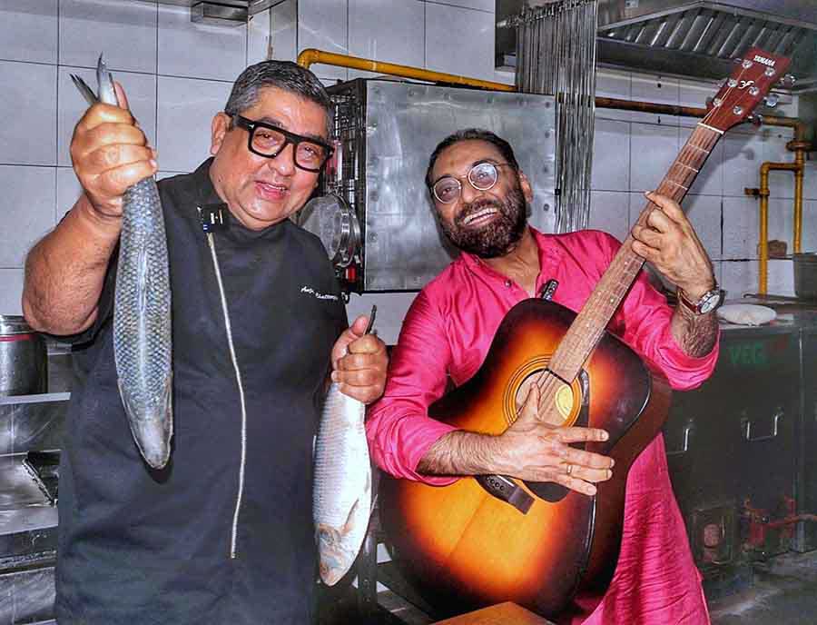 Oh! Calcutta released a song for their Hilsa Festival on Friday in the presence of Speciality Restaurants CMD Anjan Chatterjee and singer Anindya Chatterjee. The famous song 'Takdum Takdum Bajai' has been recreated to compose the song. Arko Mukherjee has sung it 