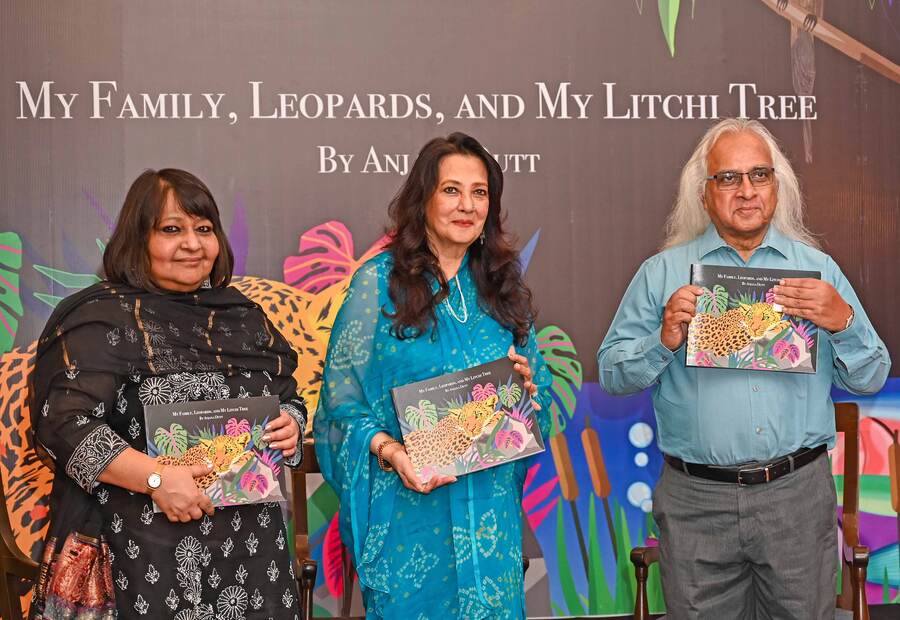 (Left) Kolkata-based author and artist Anjana Dutt launched her new book ‘My Family, Leopards, and My Litchi Tree’ at the Saturday Club recently. The event was attended by (centre) veteran actress Moon Moon Sen and (right) theatre personality Sumit Lai Roy 