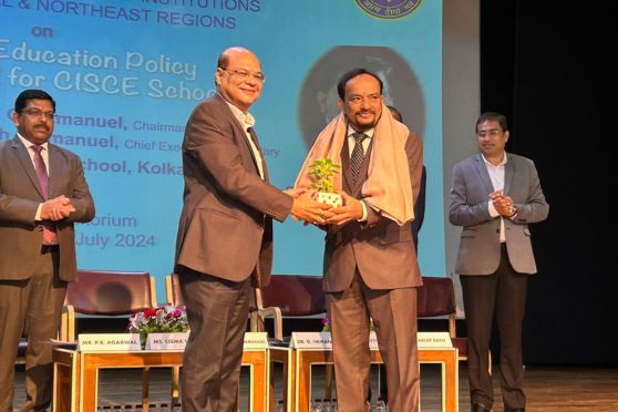 Dr G Immanuel, Chairman of CISCE being felicitated by Pradip Kumar Agarwal