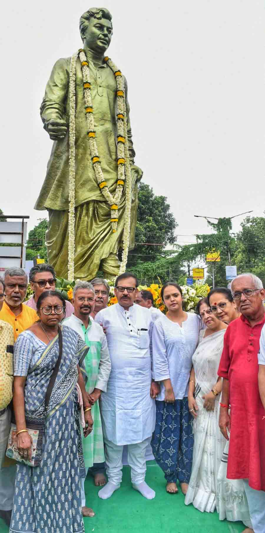 Ministers Aroop Biswas and Indranil Sen, TMC leader Debasis Kumar and others observed the death anniversary of Mahanayak Uttam Kumar in front of his statue in Tollygunge on Wednesday morning