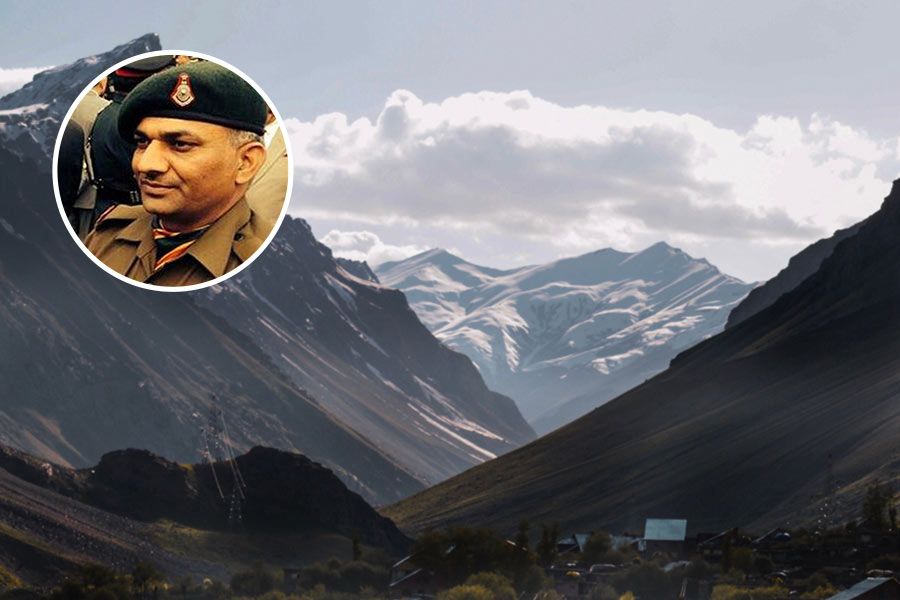 Mushkoh Valley; (inset) Rifleman Sanjay Kumar