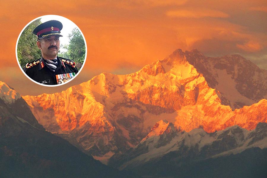 Tiger Hills; (inset) Lieutenant Balwan Singh