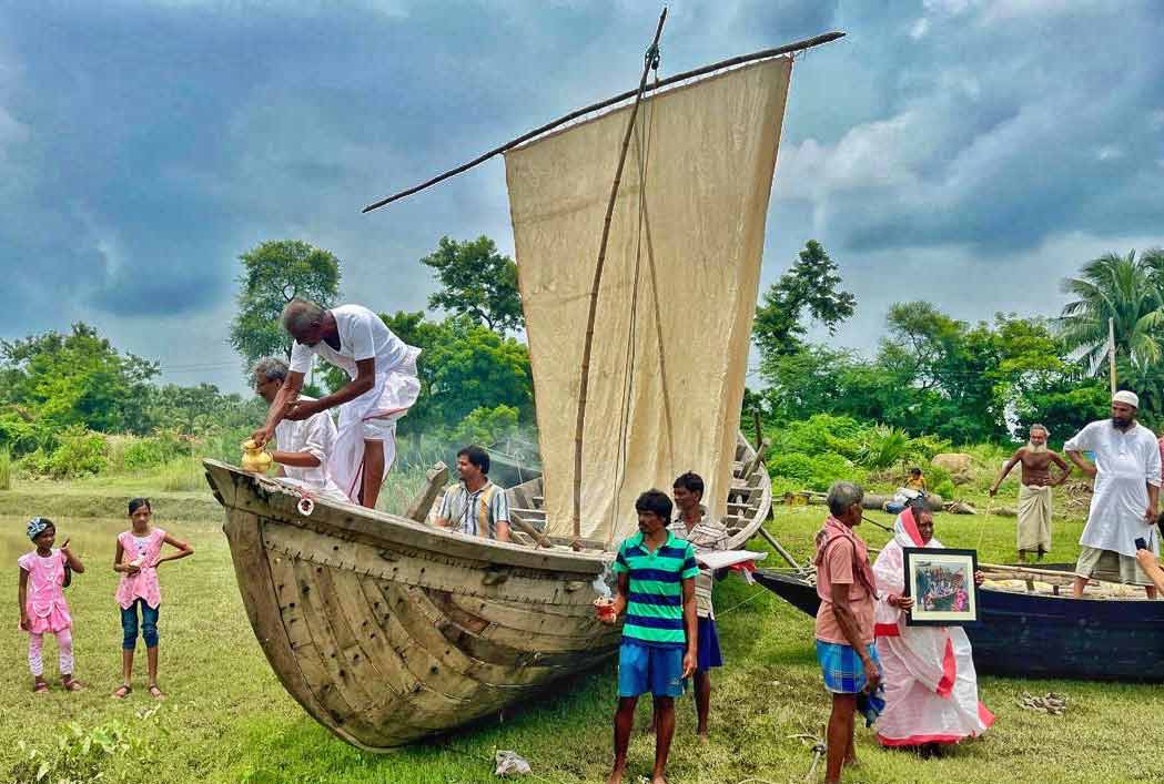Chhot boat maker Panchanan Mondal performs rituals on the vessel before it departed Dihimondalghat, Shyampur, Howrah on its maiden journey towards Kolkata pursuing the course of the Rupnarayan estuary 