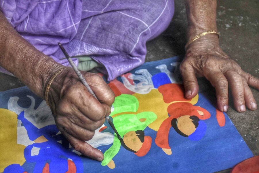 Seventy-seven-year-old Reba Pal is a ‘chalchitra’ artist. ‘Chalchitra’ is a part of Bengal ‘patachitra’