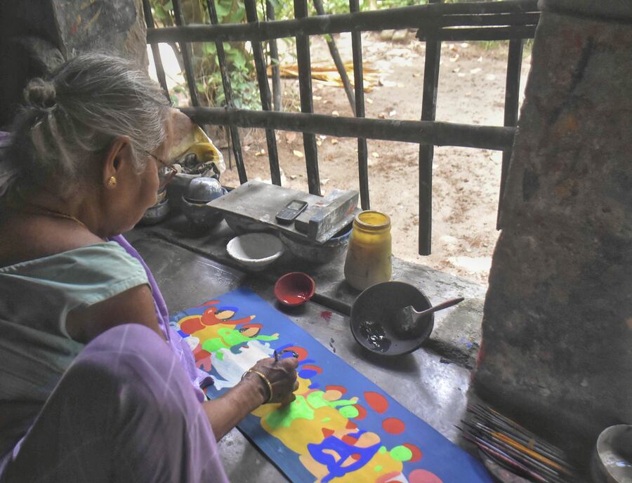 ‘Chalchitra’ refers to the Debi ‘chal’ or Durga ‘chala’, the background of the Durga ‘pratima’ (idol). The main content of the ‘chalchitra’ are stories from the Puranas. It talks about Shiv-Parvati, Kali, Mahishasurmardini and Dashabatar among others