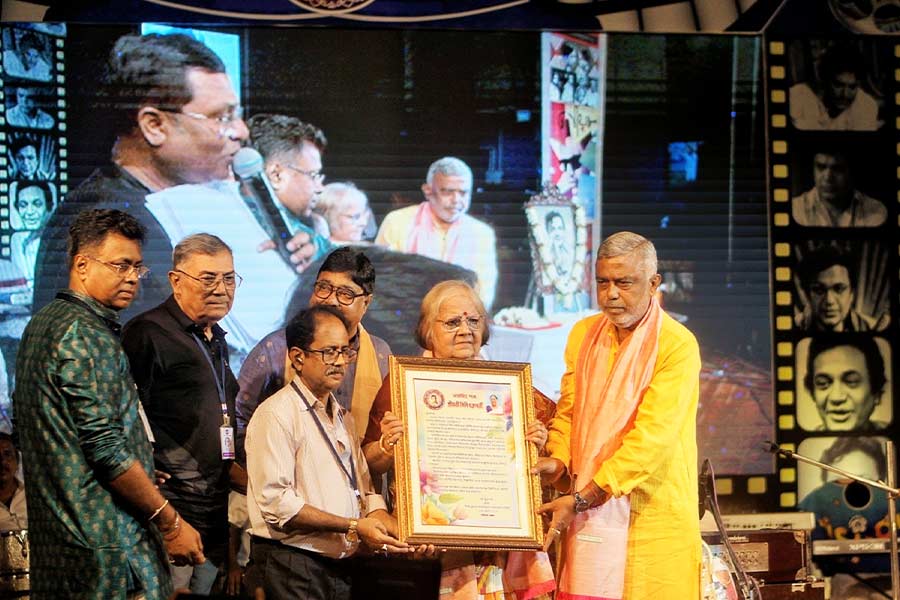 Lily Chakraborty receives the Lifetime Achievement Award from Debasish Kumar, KMC member-mayor-in-council and president of Uttam Kumar Memorial Cultural Society