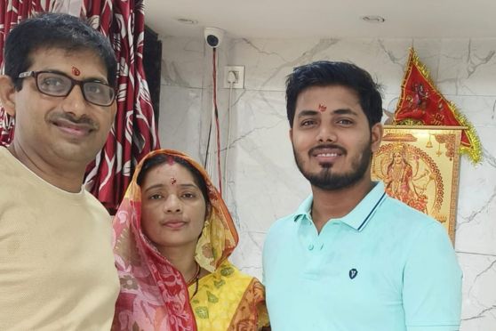 Aman Kumar (Right) with his father Raj Kishore Rajak and mother Anju Devi