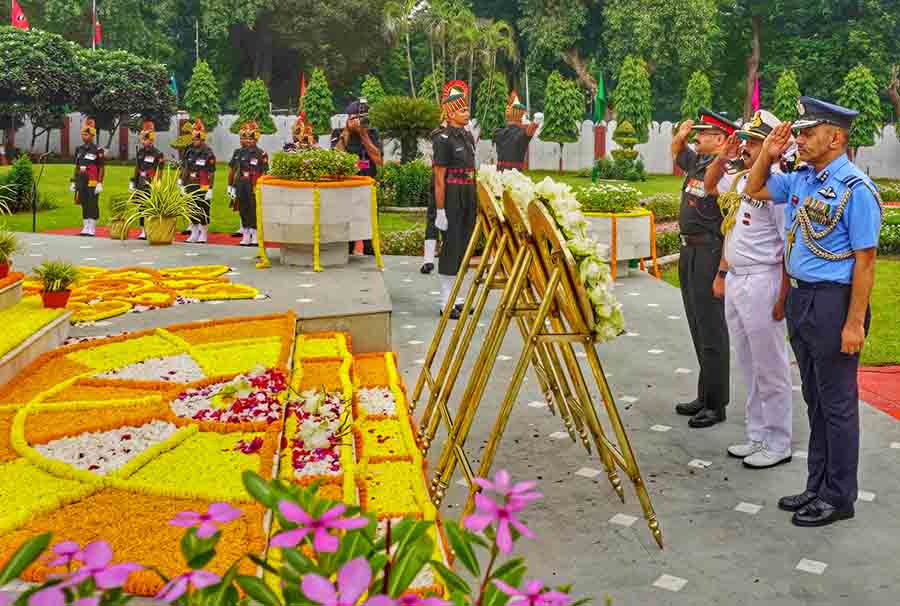 Lieutenant-general RC Tiwari UYSM, AVSM, SM, GOC-in-C Eastern Command offers floral tributes at Vijay Samarak on Kargil Vijay Diwas at Fort William. Floral tributes were offered by the Indian Army, Indian Navy and Indian Air Force on the occasion