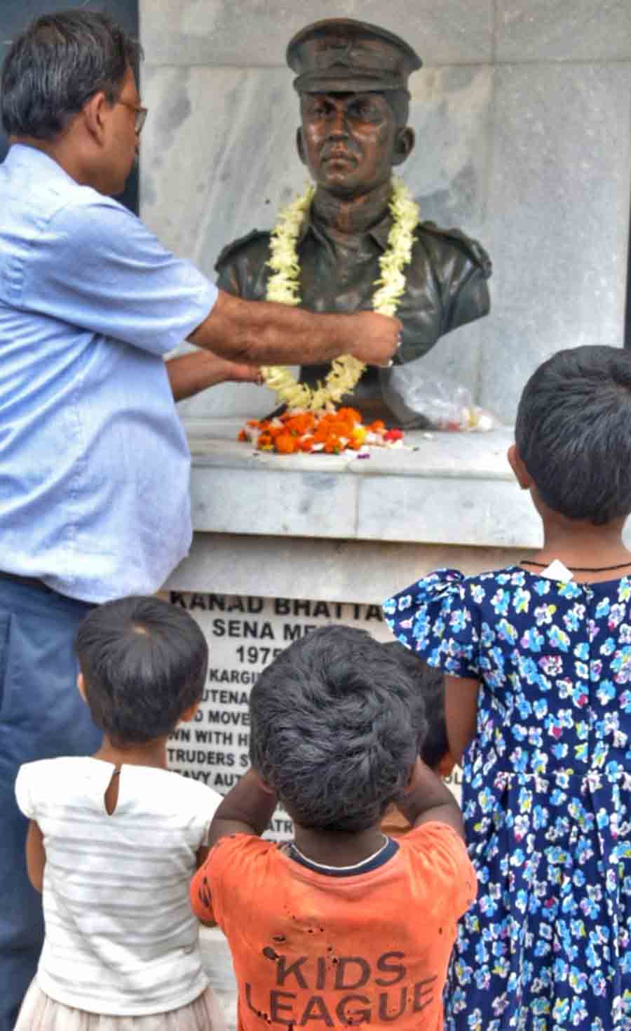 Tala Friends Association members and street children pay tributes to martyr Captain Kanad Bhattacharya on Kargil Vijay Diwas on Friday