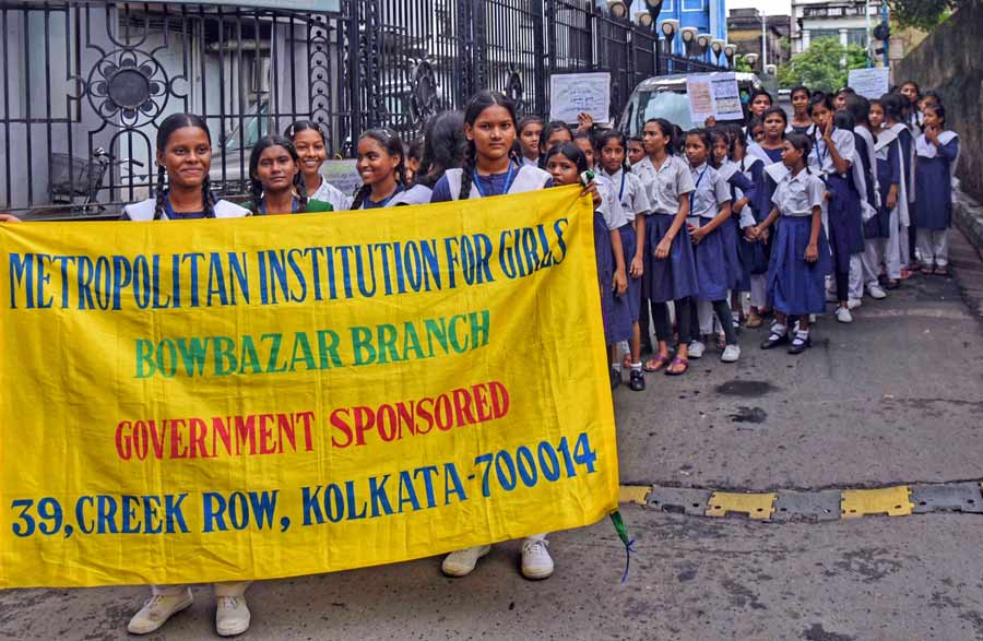 On the eve of World Hepatitis Day, the Metropolitan Institution for Girls, Bowbazar Branch, carried out an awareness rally in central Kolkata   