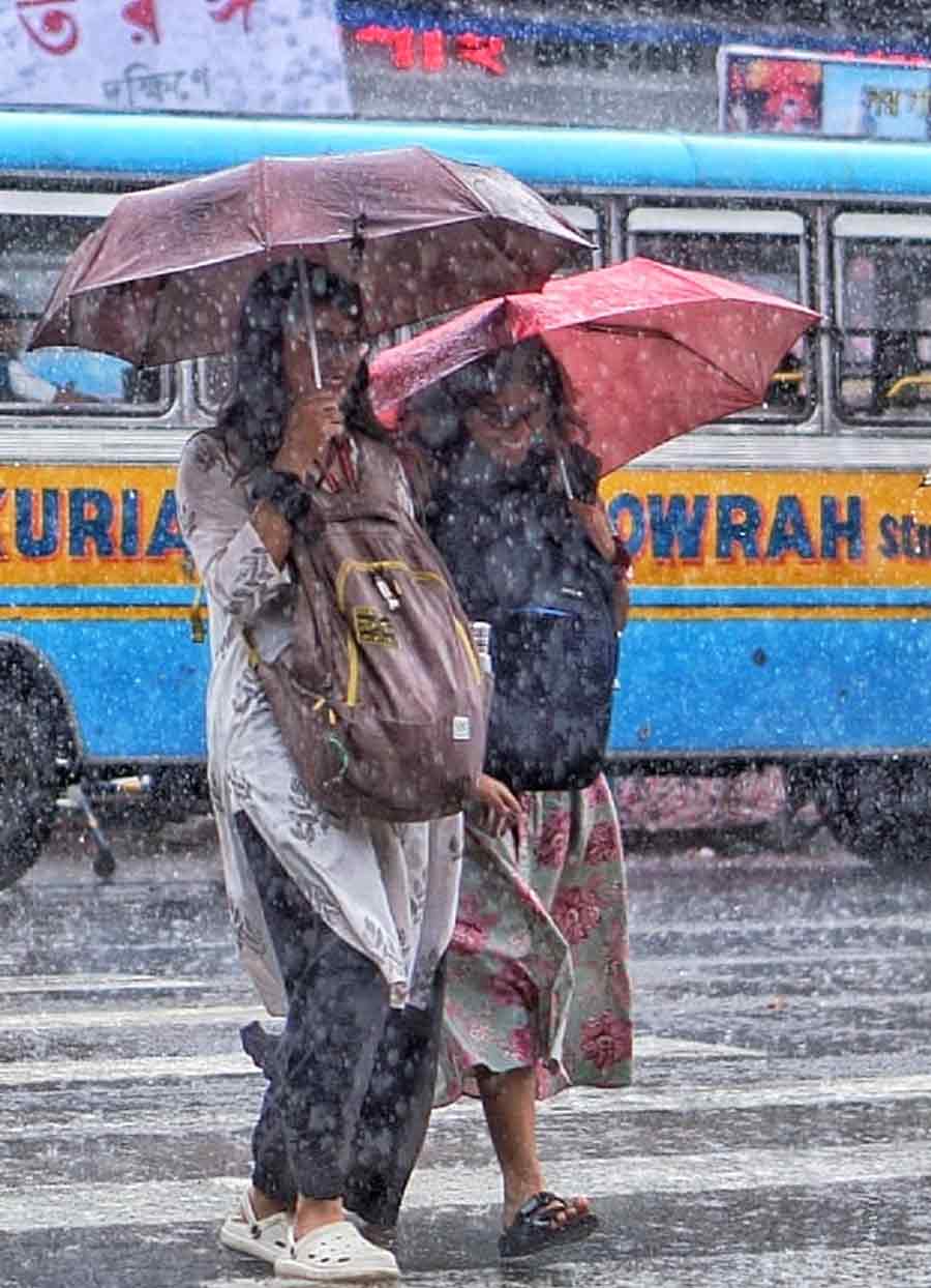 Kolkata received light to moderate rainfall in several parts of the city. The rainfall recorded was 9.6mm  