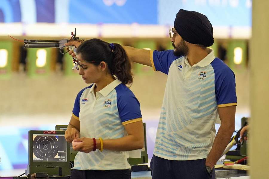 Paris Olympics Manu BhakerSarabjot Singh duo qualifies for bronze