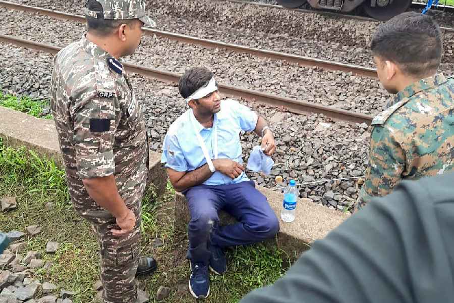 An injured being helped by security personnel after the Mumbai-Howrah Mail after it derailed near Badabamboo in Seraikela-Kharsawan district of Jharkhand, early Tuesday, July 30, 2024
