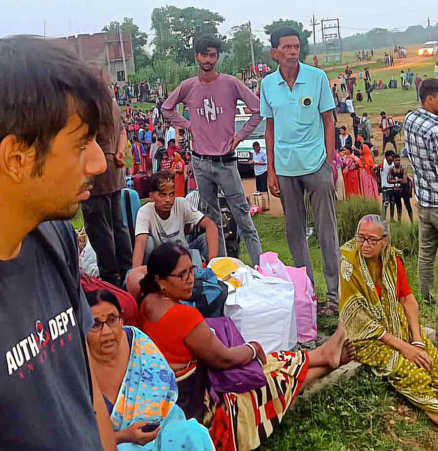 Stranded passengers after the Howrah-Mumbai Mail derailed near Badabamboo in Seraikela-Kharsawan district of Jharkhand, early Tuesday, July 30, 2024