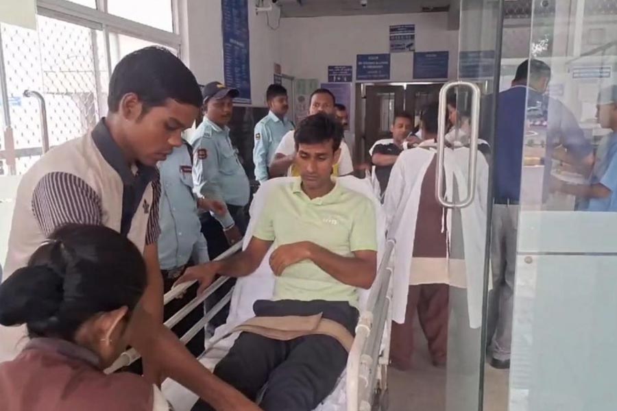 Injured being shifted to a hospital in Jamshedpur following derailment of the Howrah-Mumbai Mail in Seraikela-Kharsawan
