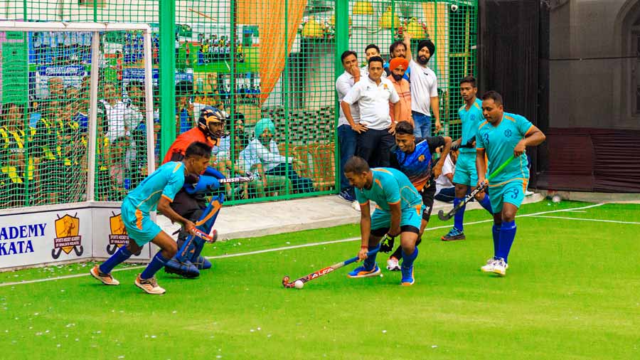 Budding hockey players will now have a new turf to hone their skills with the 11-year-old turf at Khalsa English High School in Bhowanipore being replaced. The inauguration of the new turf was marked by the start of the Tiger Turf Trophy tournament on July 28. Sports Hockey Academy Khalsa (Kolkata) won 5-1 against the Kolkata Police team