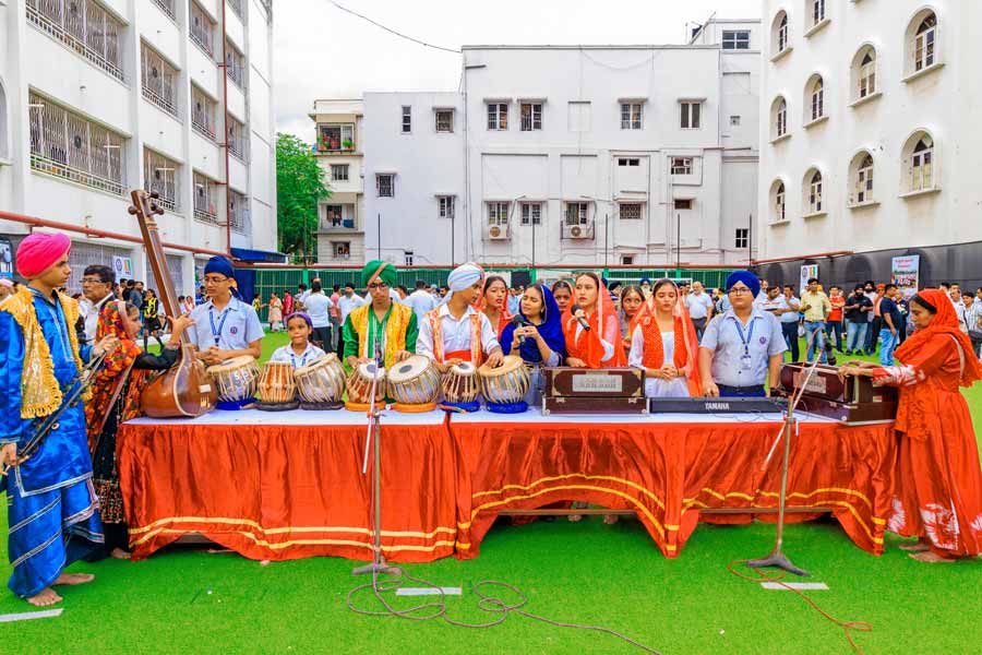 Students of Khalsa English High School put up several performances, the first of them being a Gurbani Shabad 