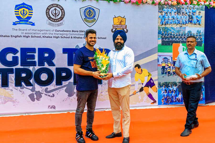 Manoj Tiwary was felicitated by Gurmeet Singh, president of Gurudwara Bara Sikh Sangat. The Gurudwara is the owner body of the three Khalsa Schools. ‘We have a very rich history in hockey in our school. Several Olympians have grown up playing in this school. With the cooperation of all the schools and our society, we wanted to give the players an astroturf at home. We have installed shock absorbers under the turf as well which will keep our players from getting knee and ankle injuries,’ Gurmeet Singh said 