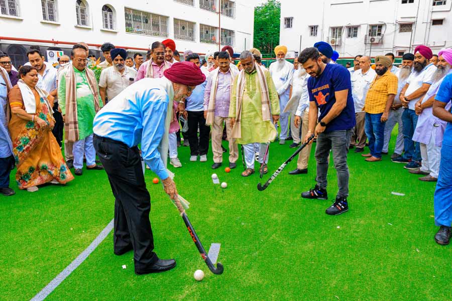Manoj Tiwary and Gurbux Singh exchanged a few passes. Speaking exclusively to My Kolkata, the former Indian cricket and former Bengal captain said, ‘I am very happy to be here. Khalsa School has a great history, not just in Bengal, but also those who have gone out from this school and represented India. It is a great initiative to bring this kind of sand-based turf to this school to give youngsters the opportunity and feel of a turf. It will greatly help the players and it will be up to the players to make the most of the opportunity.’