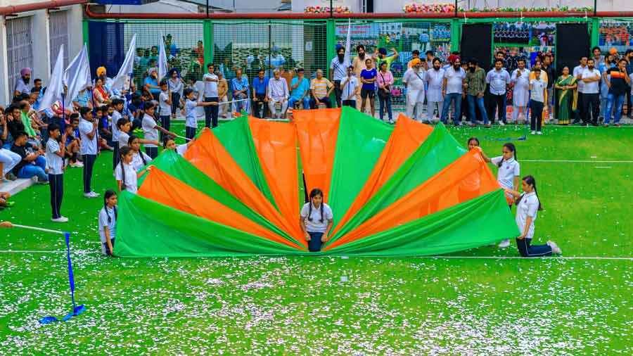 The youngsters from Khalsa English High School put up a breathtaking show with their coordinated efforts forming various shapes and forms including that of a lotus and a peacock to showcase the vibrant beauty of Indian culture