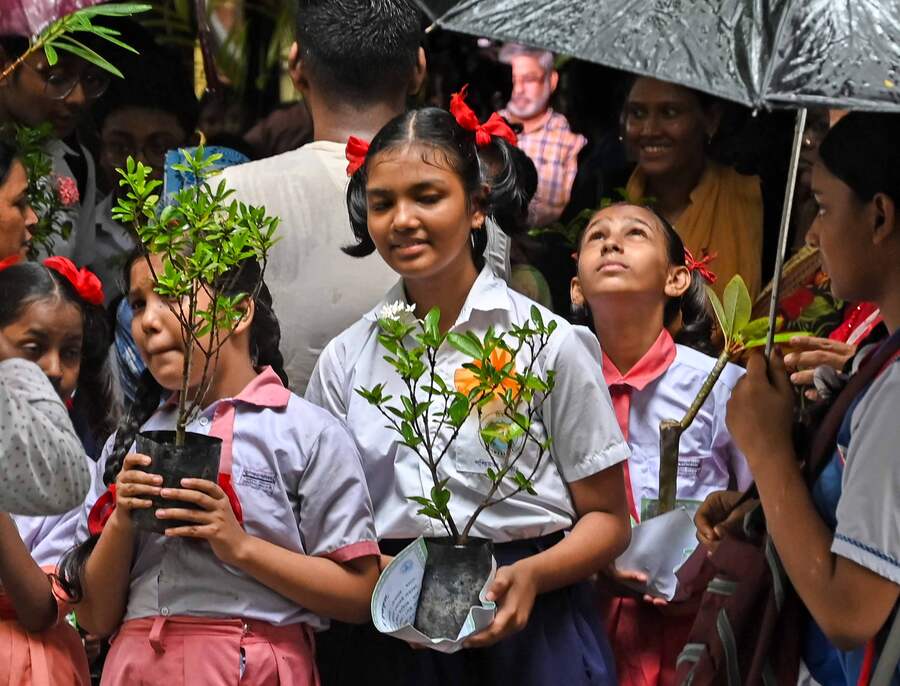A plant distribution drive was held at Hedua Park in north Kolkata on Tuesday. The Acharya Satyendra Nath Bose Smarak Bijnan o Prajukti Mela Committee distributed plants among school students   