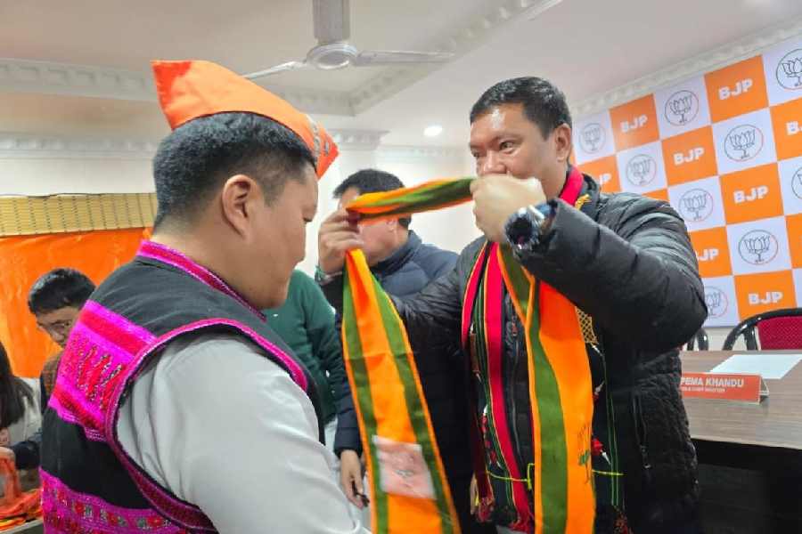 Mutchu Mithi being welcomed by Arunachal chief minister Pema Khandu