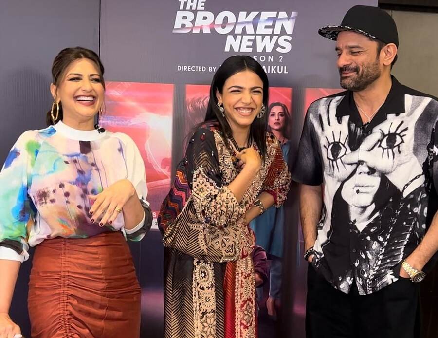 The actors flaunted their chic outfits and shared a candid moment in a break.