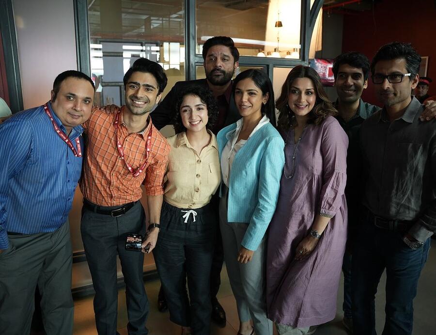 Sonali, Jaideep and Shriya struck a pose with the rest of the cast featuring Sanjeeta Bhattacharya and Taaruk Raina.