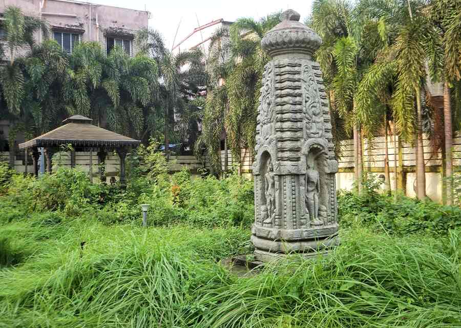Exquisite replica of another temple (in picture) on the lawn of the museum. The second exhibit hall is that of paintings of West Bengal that included paintings from the 11th century depicting various gods and goddesses. Paintings done on several mediums from canvas to wood and using old techniques depict the changing face of Bengal over the centuries. Most paintings originate from Kalighat, hence the depiction of several Hindu deities. As you walk out of the second exhibit hall, you will notice a mobile van with coins and artefacts from different dynasties, including the Gupta period, with explanatory cards written in Bengali