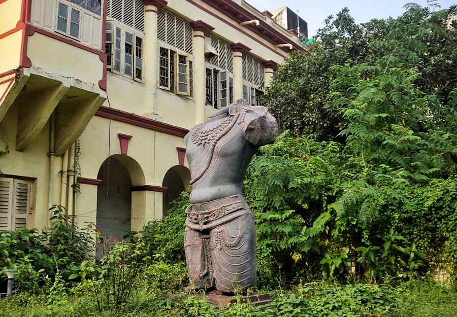The headless torso sculpture (in picture) stands tall adjacent to the abandoned heritage house. With two more exhibits on the same floor, one shows excavations from Murshidabad including microliths from prehistoric periods, metal sculptures from Bengal and even the age old figure of mother and child, something we have all seen in our history books while studying the Indus Valley Civilisation. When you see the small scales of these figures, you will wonder how they made these figures with such intricate detail and the answer would be wax moulds. Detailed inscriptions about the process of making these figures is present in the exhibit to give one a step-by-step understanding of the craft