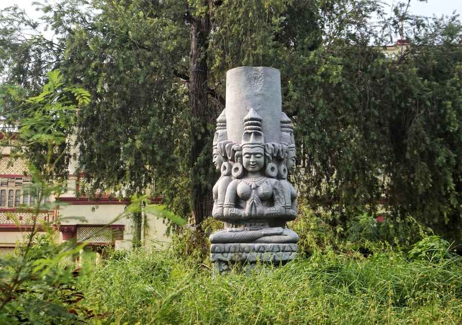 The sculpture with the many faces (in picture). Terracotta seal and sealings, coins, jewellery, wood and ivory artefacts, bone artefacts, and early historic pottery from South 24-Parganas as well as narratives and social scene from Chandraketugarh will intrigue you into wondering why is it that we do not study the history of Bengal more in depth. While history is taught to us in the form of eras of different rulers, have you ever wondered how Bengal must have looked during the time of the Delhi Sultanate? Or even further back what was the landscape of Bengal like during the times of the Indus Valley Civilisation. These are questions we should be asking and hence, the need for everyone to spend an hour at the State Archaeological Museum. Expand your imagination and look beyond the history of the ruler, change the narratives and dive deep into Bengal’s historical depths with a visit to this still hidden museum in Behala