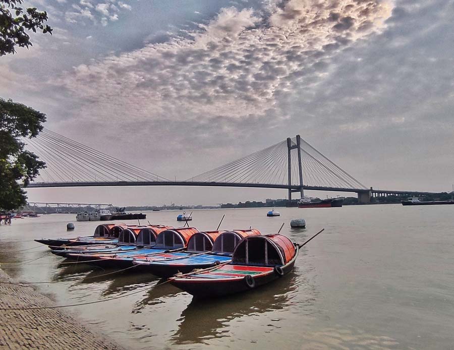 The city experienced a generally cloudy Monday. With no signs of rain. The maximum temperature recorded was around 33.9˚C 