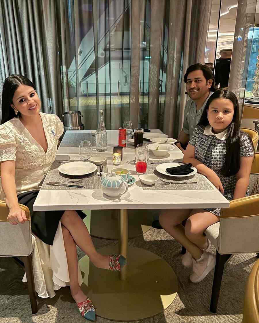 Sakshi, Dhoni and Ziva also posed for a family picture at the restaurant in Sicily, Italy.