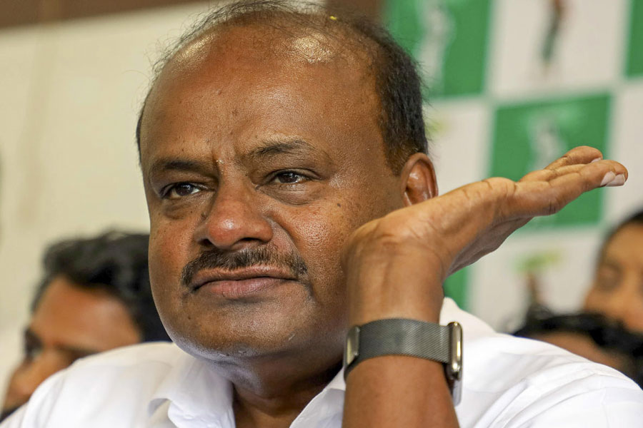 Election Result Jd S Leader Hd Kumaraswamy Heads To Delhi Says Congress Bid To Form