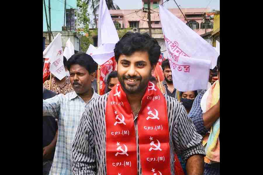 Trinamool supporters lock the Bhetaguri-I panchayat office, where the BJP is in power, in Dinhata-I block of Cooch Behar on Wednesday.