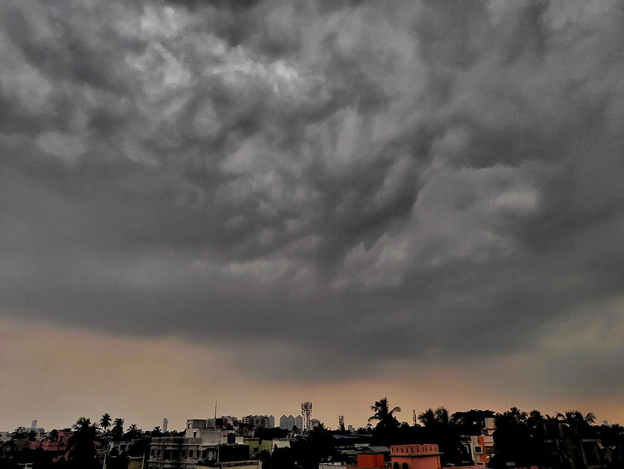 Around evening, the sky turned grey and it rained in several parts of the city with gusty winds   