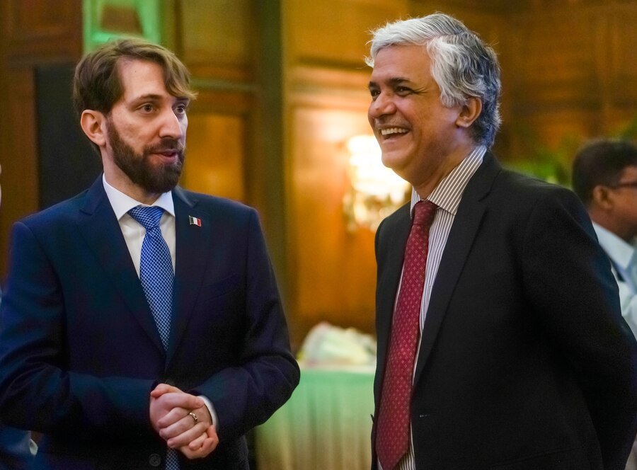 The chief guest of the event was (right) Prabhat Kumar Mishra, principal secretary, Irrigation and Waterways Department, government of West Bengal