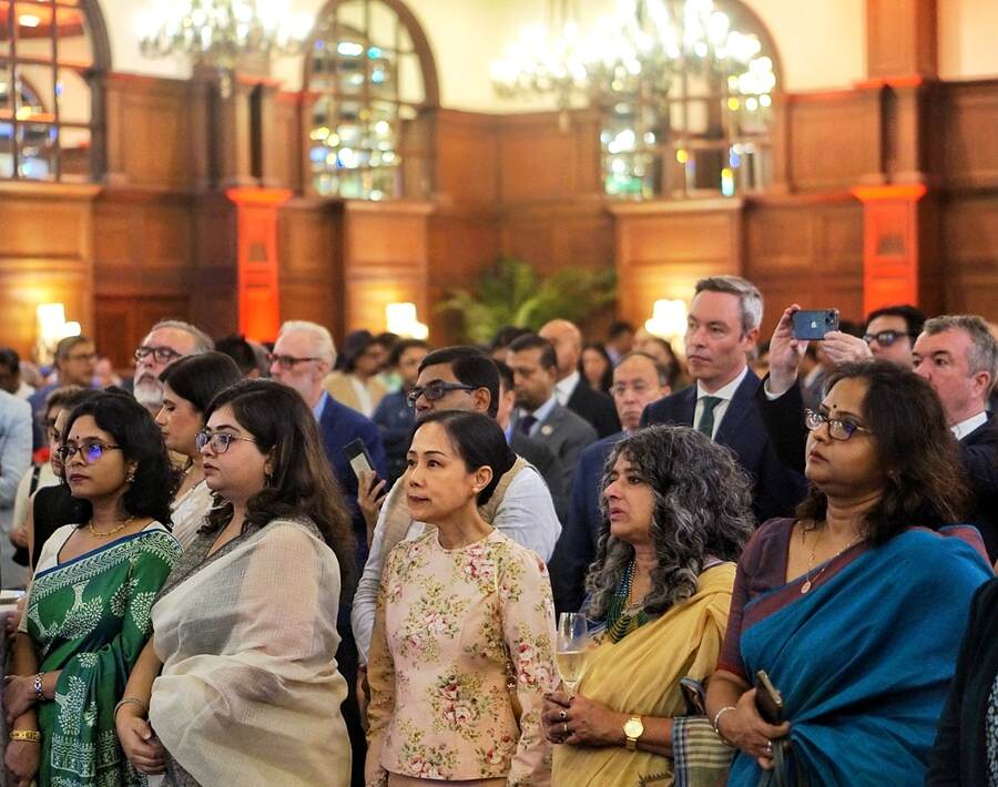 The celebrations began with all the attendees gathering in front of the stage to sing the national anthems of India and Italy 
