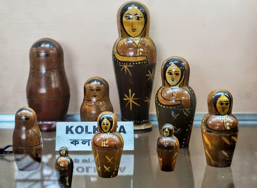 Did you know that Kolkata’s Nehru Children’s Museum in Maidan has three floors dedicated to dolls? The museum, run by the National Cultural Association, has three floors showcasing Indian and international dolls, a collection of dolls and statues inspired by mythological figures like Ganesh, as well as displays that recreate scenes from the Ramayan and Mahabharat using doll figurines