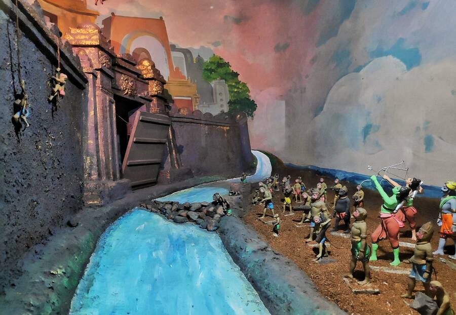 One of the highlights of the entire display are the sections where pivotal moments from Indian epics have been recreated using clay figurines, like this moment where Ram, Lakshman, Hanuman, and their allies cross the river to reach Lanka