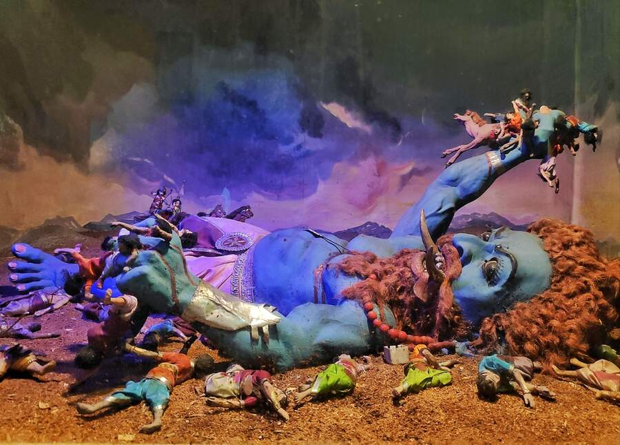 In another scene, a turning point in the Kurukshetra war, when Arjun’s arrow strikes and kills Jayadratha is illustrated with a dramatic display using dolls