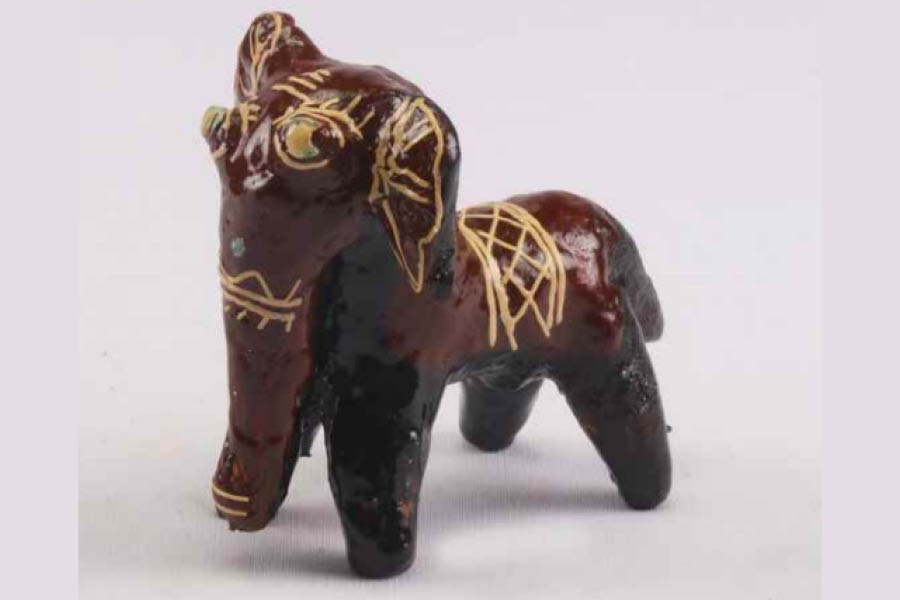 Mythological characters, wildlife, religious festivals are the common topics for shellac dolls.