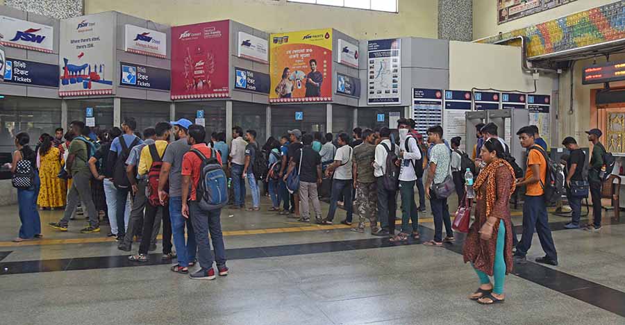 Disruption in local train services at Sealdah station on Saturday forced commuters to depend on Metro services to reach their destinations. Snaking queues were spotted in front of ticket counters at Baranagar Metro station